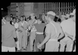 Fotografia "Conflitos' Conflitos - Passeatas - Polícia militar agride povo na Leopoldina - á favor das reformas de bases" ([Local n/d] , 1963) [negativo]. / Fotógrafo(a): Paulo; Venê; André; Alvaro; Pinto.  -- ITEM-0005.