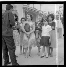 Fotografia "Escola França' Escola recém inaugurada em Piedade, sem condições para aulas a alunos transferidos para tal Escola, Reportagem com Diretora, Maria José Borges Capela), Reportagem de Adilson" ([Local n/d] , 1963) [negativo]. / Fotógrafo(a): Méra.  -- ITEM-0002.