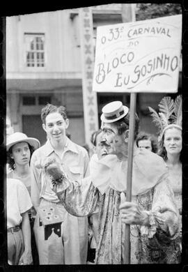 Fotografia "Carnaval - R.J. (aspectos gerais) 1952" ([Local n/d] , 1952) [negativo]. / Fotógrafo(a): Equipe.  -- ITEM-0006.