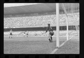 Fotografia "FUTEBOL = 'CAMPEONATO CARIOCA DE PROFISSIONAIS' Jogo Flamengo x Botafogo (3 x 1), America x Portuguesa (2 x 1), Madureira x Bangu (1 x 2), C. Grande x S. Cristovão (1 x 0) e C. Rio x Olaria (1 x 7), Reportagem de Esporte" ([Local n/d] , 1963) [negativo]. / Fotógrafo(a): Equipe.  -- ITEM-0187.