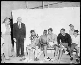 Fotografia "Futebol - Jogos diversos de domingo dia 30/12/1951" ([Local n/d] , 1951) [negativo]. / Fotógrafo(a): [Autoria n/d].  -- ITEM-0032.