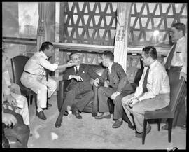 Fotografia "Visita do Presidente do Conselho do Petróleo à Redação de Última Hora" ([Local n/d] , [Data n/d]) [negativo]. / Fotógrafo(a): Paulo.  -- ITEM-0001.