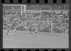 Fotografia "Campeonato Carioca de Profissionais de 63 (1° Turno) Esporte - jogo Fluminense (1 x 0) Bonsucesso" ([Local n/d] , 1963) [negativo]. / Fotógrafo(a): Democrito.  -- ITEM-0122.