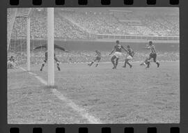 Fotografia "FUTEBOL = 'CAMPEONATO CARIOCA DE PROFISSIONAIS' Jogo Flamengo x Botafogo (3 x 1), America x Portuguesa (2 x 1), Madureira x Bangu (1 x 2), C. Grande x S. Cristovão (1 x 0) e C. Rio x Olaria (1 x 7), Reportagem de Esporte" ([Local n/d] , 1963) [negativo]. / Fotógrafo(a): Equipe.  -- ITEM-0051.