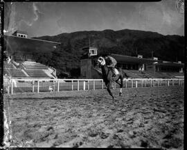 Fotografia "Jockey" ([Local n/d] , [Data n/d]) [negativo]. / Fotógrafo(a): Ernani Contursi.  -- ITEM-0007.