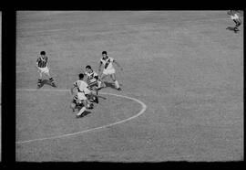 Fotografia "Jogos Campeonato Carioca; 'CAMPEONATO CARIOCA DE 1963' de PROFISSIONAIS (1º Turno) Jogos Vasco x Fluminense (3 x 1) Botafogo x Canto do Rio (3 x 0) America x Madureira (5 x 2) e Olaria x Portuguesa, Reportagem de Esporte" ([Local n/d] , 1963) [negativo]. / Fotógrafo(a): Equipe.  -- ITEM-0087.