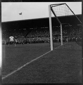 Fotografia "Futebol - São Cristóvão (jogo)" ([Local n/d] , [Data n/d]) [negativo]. / Fotógrafo(a): [Autoria n/d].  -- ITEM-0015.