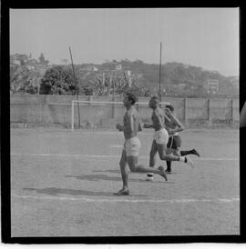 Fotografia "Botafogo F. R.' Garrincha e Quarentinha em treino especial com o preparador físico Adalberto" ([Local n/d] , 1963) [negativo]. / Fotógrafo(a): Democrito.  -- ITEM-0010.