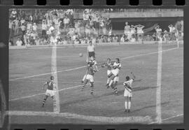 Fotografia "Jogos Campeonato Carioca; 'CAMPEONATO CARIOCA DE 1963' de PROFISSIONAIS (1º Turno) Jogos Vasco x Fluminense (3 x 1) Botafogo x Canto do Rio (3 x 0) America x Madureira (5 x 2) e Olaria x Portuguesa, Reportagem de Esporte" ([Local n/d] , 1963) [negativo]. / Fotógrafo(a): Equipe.  -- ITEM-0196.