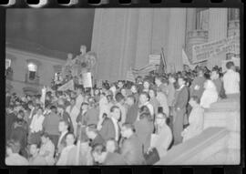 Fotografia "Conflitos' Conflitos - Passeatas - Polícia militar agride povo na Leopoldina - á favor das reformas de bases" ([Local n/d] , 1963) [negativo]. / Fotógrafo(a): Paulo; Venê; André; Alvaro; Pinto.  -- ITEM-0031.