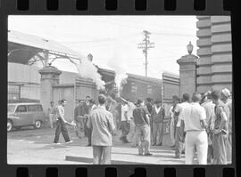 Fotografia "Sindicato dos Ferroviários' Leopoldina - Reunião no Sindicato dos Ferroviários - Volta ao trabalho" ([Local n/d] , 1963) [negativo]. / Fotógrafo(a): Ribeiro.  -- ITEM-0022.