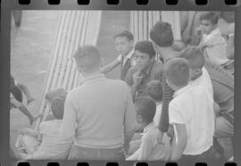 Fotografia "Jogos Campeonato Carioca; 'CAMPEONATO CARIOCA DE 1963' de PROFISSIONAIS (1º Turno) Jogos Vasco x Fluminense (3 x 1) Botafogo x Canto do Rio (3 x 0) America x Madureira (5 x 2) e Olaria x Portuguesa, Reportagem de Esporte" ([Local n/d] , 1963) [negativo]. / Fotógrafo(a): Equipe.  -- ITEM-0198.