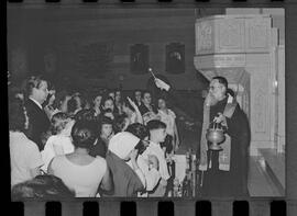 Fotografia "IGREJA SÃO SEBASTIÃO' Benção na Igreja dos Capuchinhos" ([Local n/d] , 1963) [negativo]. / Fotógrafo(a): Adyr Vieira.  -- ITEM-0007.