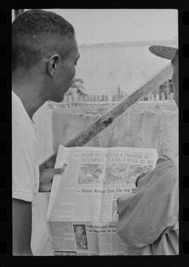 Fotografia "CRIME DE QUELEMENTE' EM COELHO DA ROCHA' Crime do Radialista em Coelho da Rocha (Suite com os assassinos, Manoel Lusia e Julio Araujo da Silva, assassinos de Amaro Florencio da Paz, o 'Quelemente')" ([Local n/d] , 1963) [negativo]. / Fotógrafo(a): Luiz Pinto.  -- ITEM-0008.