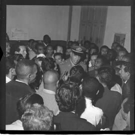 Fotografia "Sindicado dos Têxteis' Passeata do protesto - do Sindicato dos Têxteis, Reportagem de Oscar" ([Local n/d] , 1963) [negativo]. / Fotógrafo(a): Paulo André.  -- ITEM-0003.