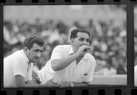 Fotografia "FUTEBOL = 'CAMPEONATO CARIOCA DE PROFISSIONAIS' Jogo Flamengo x Botafogo (3 x 1), America x Portuguesa (2 x 1), Madureira x Bangu (1 x 2), C. Grande x S. Cristovão (1 x 0) e C. Rio x Olaria (1 x 7), Reportagem de Esporte" ([Local n/d] , 1963) [negativo]. / Fotógrafo(a): Equipe.  -- ITEM-0017.