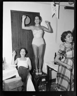 Fotografia "Reportagem sobre o carnaval no dia 31 de dezembro de 1952" ([Local n/d] , 1952) [negativo]. / Fotógrafo(a): Jader Neves.  -- ITEM-0006.