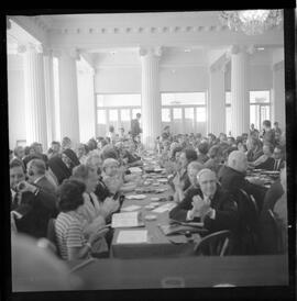 Fotografia "CONGR. INTER. DA FAMÍLIA; 'CONGRESSO INTERNACIONAL DA FAMÍLIA' Inauguração do Congresso Internacional da Família no Hotel Glória tendo usado da palavra o Prof. Heli Menegale, representante do Presidente JG.)" ([Local n/d] , 1963) [negativo]. / Fotógrafo(a): Rodolfo.  -- ITEM-0006.