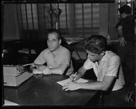 Fotografia "Entrevista na redação c/ Dep. Arão Steinbruck" ([Local n/d] , [Data n/d]) [negativo]. / Fotógrafo(a): Odyr.  -- ITEM-0002.