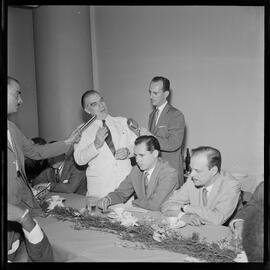 Fotografia "Banquete de 'Última Hora' em homenagem ao Vasco da Gama e Ademar Ferreira da Silva" ([Local n/d] , [Data n/d]) [negativo]. / Fotógrafo(a): Demócrito e Estrela.  -- ITEM-0003.