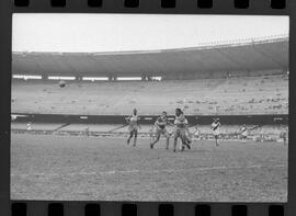 Fotografia "CAMPEONATO CARIOCA DE PROFISSIONAIS DE 1963' (1º Turno) Jogo Vasco da Gama x Olaria (1 x 0) no Maracanã" ([Local n/d] , 1963) [negativo]. / Fotógrafo(a): Demócrito; Ribeiro.  -- ITEM-0011.