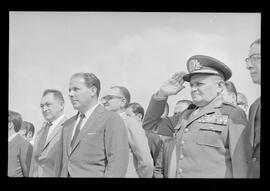 Fotografia "Jango em Recife; Jango Goulart em Recife. sendo recebido pelo Governador Miguel Arraes no Aeroporto do Estado.)" ([Local n/d] , 1963) [negativo]. / Fotógrafo(a): Sucursal.  -- ITEM-0015.