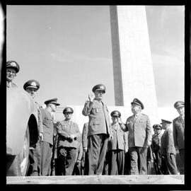 Fotografia "Visita do Ministro da Guerra ao Monumento dos Pracinhas" ([Local n/d] , [Data n/d]) [negativo]. / Fotógrafo(a): Ferreira.  -- ITEM-0012.
