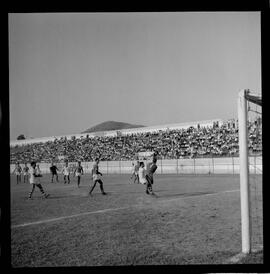 Fotografia "FUTEBOL = 'CAMPEONATO CARIOCA DE PROFISSIONAIS' Jogo Flamengo x Botafogo (3 x 1), America x Portuguesa (2 x 1), Madureira x Bangu (1 x 2), C. Grande x S. Cristovão (1 x 0) e C. Rio x Olaria (1 x 7), Reportagem de Esporte" ([Local n/d] , 1963) [negativo]. / Fotógrafo(a): Equipe.  -- ITEM-0320.