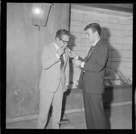 Fotografia "Oscarito e ensaio da peça 'A ESCADA'; 'REPORTAGEM UH' Rep. c/ Oscarito, Reportagem de Eli" ([Local n/d] , 1963) [negativo]. / Fotógrafo(a): Paulo André; Eli.  -- ITEM-0007.