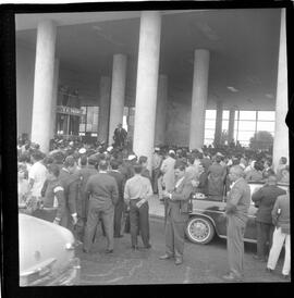 Fotografia "Carlos Lacerda - chegando de Porto Alegre; Chegada de Carlos Lacerda, Reportagem de Caban" ([Local n/d] , 1963) [negativo]. / Fotógrafo(a): Ribeiro.  -- ITEM-0002.