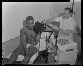 Fotografia "Inspeção médica no Waldemar Ferreira, Repórter: Carlos Renato" ([Local n/d] , [Data n/d]) [negativo]. / Fotógrafo(a): Almeida.  -- ITEM-0001.