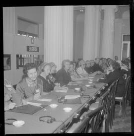 Fotografia "Reunião internacional da Família encerramento; 'CONFERÊNCIA INTERNACIONAL DE FAMÍLIAS' Encerramento da Reunião da Família internacional que contou com a palavra do secretário do Congresso ao Dep. Gama Lima" ([Local n/d] , 1963) [negativo]. / Fotógrafo(a): Alvaro.  -- ITEM-0003.