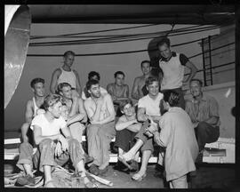 Fotografia "Polícia Marítima - clandestino espanhol e tripulantes do navio 'Loyd Quinto'" ([Local n/d] , [Data n/d]) [negativo]. / Fotógrafo(a): Jankiel.  -- ITEM-0003.