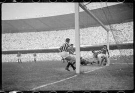 Fotografia "Futebol - R.J. (Copa Rio - 1951) (Maracanã) Juventus 2 (Itália) x Palmeiras 2 (Brasil), Repórter: Equipe, Seção: Esportes" ([Local n/d] , 1951) [negativo]. / Fotógrafo(a): Equipe.  -- ITEM-0006.