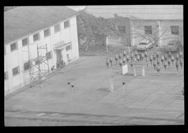 Fotografia "Caso de Helio Fernandes na P.E. reportagem com o quartel onde se acha preso), Reportagem de Méra" ([Local n/d] , 1963) [negativo]. / Fotógrafo(a): Ferreira.  -- ITEM-0006.