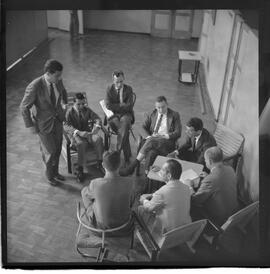 Fotografia "VASCO DA GAMA F.R.' Reunião no Departamento Médico do Vasco da Gama e os jogadores Saulzinho e Maurinho e treino), Reportagem de Esporte" ([Local n/d] , 1963) [negativo]. / Fotógrafo(a): Democrito.  -- ITEM-0002.