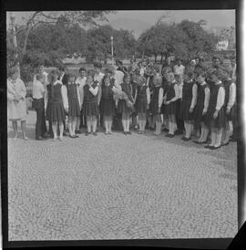 Fotografia "Coral de crianças alemãs. ('Coral de Bockeburg') em desembarque no Galeão" ([Local n/d] , 1963) [negativo]. / Fotógrafo(a): Méra.  -- ITEM-0001.