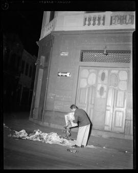 Fotografia "Lixo na Rua Tomé de Souza" ([Local n/d] , [Data n/d]) [negativo]. / Fotógrafo(a): Jankiel.  -- ITEM-0001.