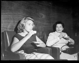 Fotografia "Concurso de beleza - Rio de Janeiro (Rainha do verão 1952), Reportagem Geral" ([Local n/d] , 1952) [negativo]. / Fotógrafo(a): Equipe.  -- ITEM-0009.