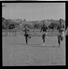 Fotografia "Botafogo F. R.' Garrincha e Quarentinha em treino especial com o preparador físico Adalberto" ([Local n/d] , 1963) [negativo]. / Fotógrafo(a): Democrito.  -- ITEM-0019.