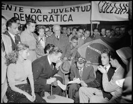 Fotografia "Estudantes - chegada de dissidentes de Berlim" ([Local n/d] , [Data n/d]) [negativo]. / Fotógrafo(a): Jankiel.  -- ITEM-0005.