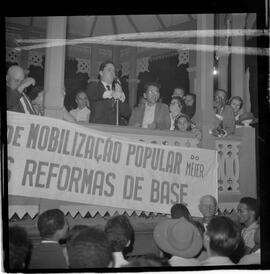 Fotografia "COMANDO GERAL DOS TRABALHADORES' (CGT) Comício da CGT com a presença do deputado Bocayuva Cunha), Reportagem de Antonio Carlos" ([Local n/d] , 1963) [negativo]. / Fotógrafo(a): Paulo André.  -- ITEM-0011.