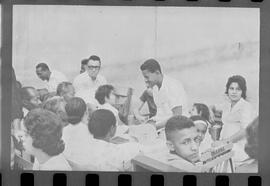 Fotografia "DIA DO PAPAI' PENITENCIÁRIA CENTRAL' Dia do Papai Penitenciária Lemos Brito" ([Local n/d] , 1963) [negativo]. / Fotógrafo(a): Pedro.  -- ITEM-0007.