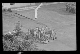 Fotografia "Caso Helio Fernandes (Sr. Miller Fernandes, irmão do jornalista Helio Fernandes, preso em Belo Horizonte, reportagem em sua visita ao irmão no uqrtel [quartel] da PE), Reportagem de Méra" ([Local n/d] , 1963) [negativo]. / Fotógrafo(a): Ferreira.  -- ITEM-0003.