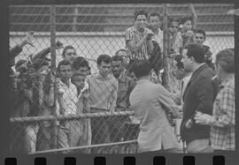 Fotografia "TREINO DO FLAMENGO; 'FLAMENGO FR' Treino do Flamengo com a presença do presidente Fadel Fadel" ([Local n/d] , 1963) [negativo]. / Fotógrafo(a): L. Pinto.  -- ITEM-0011.