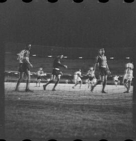 Fotografia "FUTEBOL = Jôgo [Jogo]: BOTAFOGO X OLARIA" ([Local n/d] , 1961) [negativo]. / Fotógrafo(a): Equipe.  -- ITEM-0020.