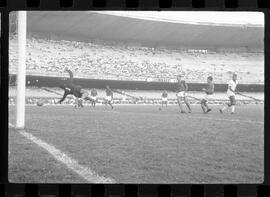 Fotografia "FLUMINENSE X BONSUCESSO; 'CAPEONATO [CAMPEONATO] CARIOCA DE FUTEBOL PROFISSIONAIS' Jogo no Maracanã - Fluminense x Bonsucesso (3x0), sendo que este jogo foi anulado devido a irregularidade havida), Reportagem de Esporte" ([Local n/d] , 1963) [negativo]. / Fotógrafo(a): Demócrito; Ribeiro.  -- ITEM-0021.