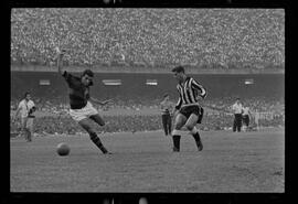 Fotografia "FUTEBOL = 'CAMPEONATO CARIOCA DE PROFISSIONAIS' Jogo Flamengo x Botafogo (3 x 1), America x Portuguesa (2 x 1), Madureira x Bangu (1 x 2), C. Grande x S. Cristovão (1 x 0) e C. Rio x Olaria (1 x 7), Reportagem de Esporte" ([Local n/d] , 1963) [negativo]. / Fotógrafo(a): Equipe.  -- ITEM-0287.