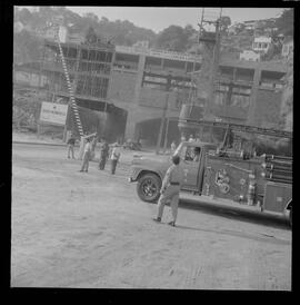 Fotografia "TÚNEL - CATUMBI = LARANJEIRAS' Reportagem no Túnel Catumbi Laranjeiras, Reportagem de Carlos Areias" ([Local n/d] , 1963) [negativo]. / Fotógrafo(a): Ferreira.  -- ITEM-0006.