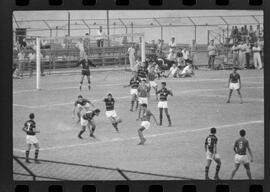 Fotografia "Campeonato Carioca de Profissionais de 63 (1° Turno) Esporte - jogo Fluminense (1 x 0) Bonsucesso" ([Local n/d] , 1963) [negativo]. / Fotógrafo(a): Democrito.  -- ITEM-0077.